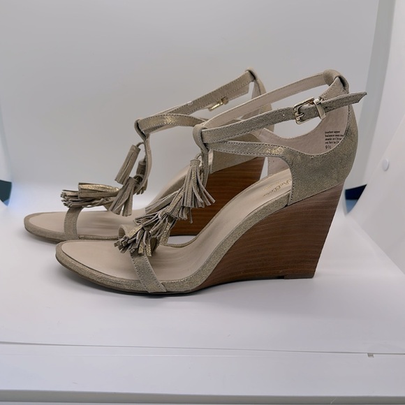 Seychelles Suede Twist Gold Metallic Wedge Heel.  US 9.5 - Picture 3 of 4